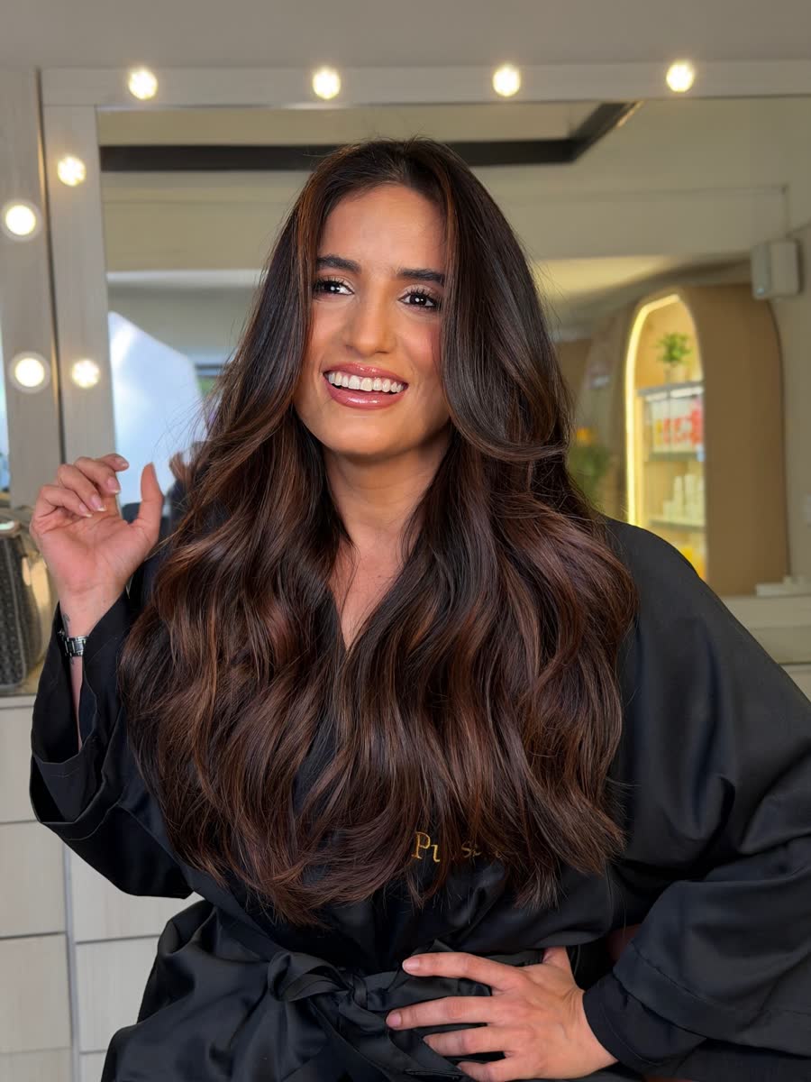 Clienta con ondas brunette en el salón